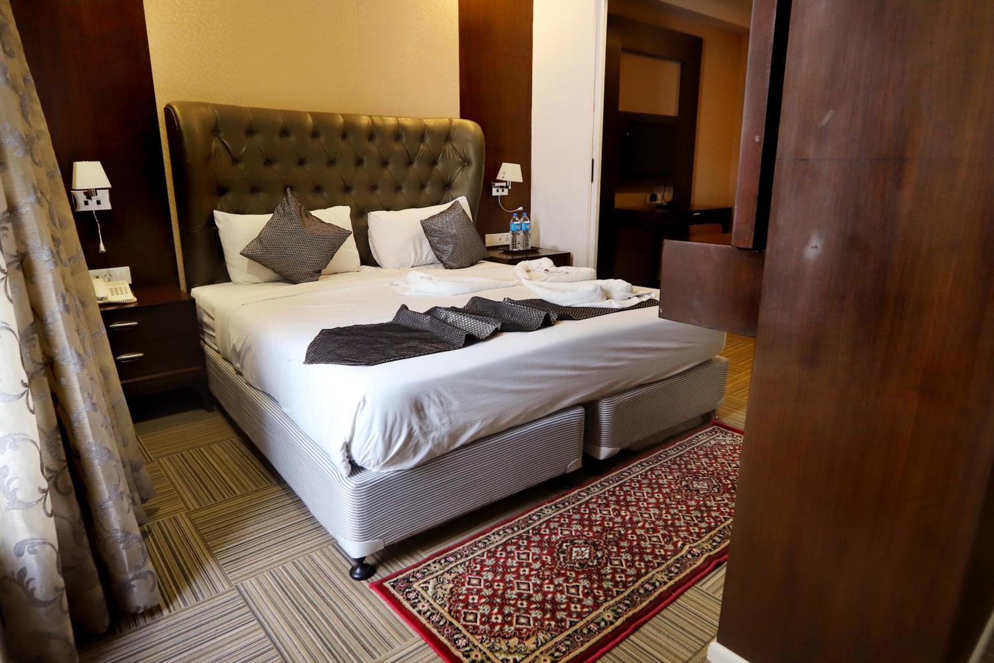 Jalsa Hotel & Banquets,Indore Zewnętrze zdjęcie